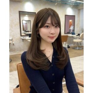 レイヤーカットで軽さと小顔見せ