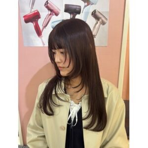 レイヤーカットで軽さと小顔見せ