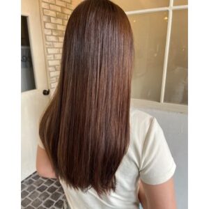 レイヤーカットで軽さと小顔感アップ