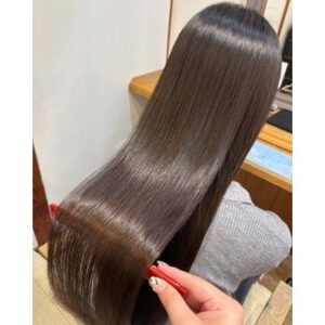髪質改善ストレートで素髪ツヤ見せ